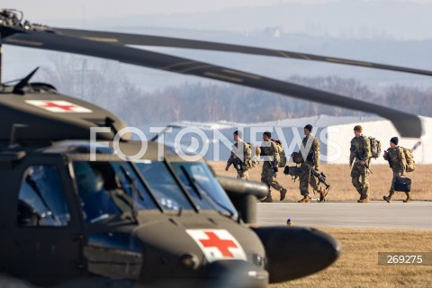  15.02.2022 LOTNISKO RZESZOW JASIONKA <br />
PRZYLOT AMERYKANSKICH ZOLNIERZY Z 82. DYWIZJI POWIETRZNODESANTOWEJ Z KAROLINY POLNOCNEJ <br />
<br />
Arrival of American soldiers in Polnad ( Rzeszow Airport ) from 82nd Airborne Division from North Carolina <br />
<br />
N/Z ZOLNIERZE NA PLYCIE LOTNISKA - W TLE SMIGLOWIEC BLACK HAWK <br />
 