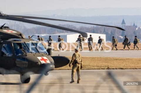  15.02.2022 LOTNISKO RZESZOW JASIONKA <br />
PRZYLOT AMERYKANSKICH ZOLNIERZY Z 82. DYWIZJI POWIETRZNODESANTOWEJ Z KAROLINY POLNOCNEJ <br />
<br />
Arrival of American soldiers in Polnad ( Rzeszow Airport ) from 82nd Airborne Division from North Carolina <br />
<br />
N/Z ZOLNIERZE NA PLYCIE LOTNISKA - W TLE SMIGLOWIEC BLACK HAWK <br />
 