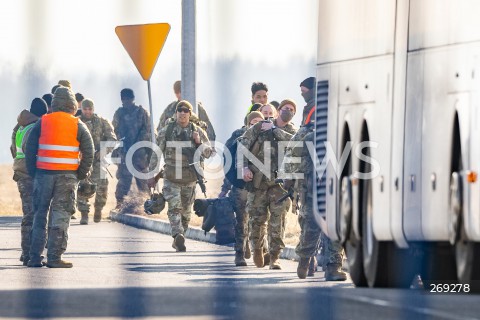  15.02.2022 LOTNISKO RZESZOW JASIONKA <br />
PRZYLOT AMERYKANSKICH ZOLNIERZY Z 82. DYWIZJI POWIETRZNODESANTOWEJ Z KAROLINY POLNOCNEJ <br />
<br />
Arrival of American soldiers in Polnad ( Rzeszow Airport ) from 82nd Airborne Division from North Carolina <br />
<br />
N/Z ZOLNIERZE WSIADAJACY DO AUTOKAROW <br />
 
