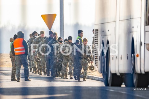  15.02.2022 LOTNISKO RZESZOW JASIONKA <br />
PRZYLOT AMERYKANSKICH ZOLNIERZY Z 82. DYWIZJI POWIETRZNODESANTOWEJ Z KAROLINY POLNOCNEJ <br />
<br />
Arrival of American soldiers in Polnad ( Rzeszow Airport ) from 82nd Airborne Division from North Carolina <br />
<br />
N/Z ZOLNIERZE WSIADAJACY DO AUTOKAROW <br />
 