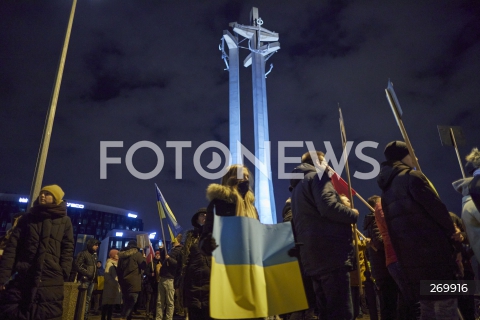  24.02.2022 GDANSK<br />
PROTEST POPARCIA DLA UKRAINY PO ATAKU ROSJAN - PLAC SOLIDARNOSCI W GDANSKU<br />
N/Z MANIFESTUJACY POMNIK POLEGLYCH STOCZNIOWCOW<br />
 