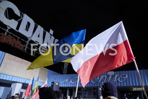  24.02.2022 GDANSK<br />
PROTEST POPARCIA DLA UKRAINY PO ATAKU ROSJAN - PLAC SOLIDARNOSCI W GDANSKU<br />
N/Z FLAGA UKRINY FLAGA POLSKI BRAMA STOCZNI<br />
 