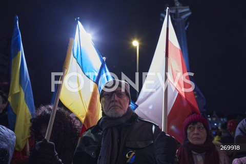  24.02.2022 GDANSK<br />
PROTEST POPARCIA DLA UKRAINY PO ATAKU ROSJAN - PLAC SOLIDARNOSCI W GDANSKU<br />
N/Z FLAGA UKRAINY FLAGA ROSJI MANIFESTUJACY<br />
 