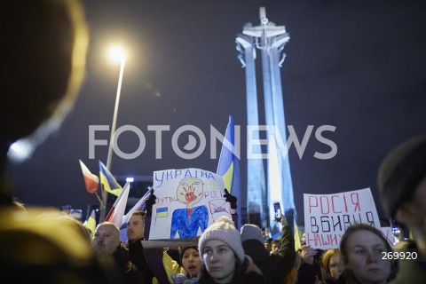  24.02.2022 GDANSK<br />
PROTEST POPARCIA DLA UKRAINY PO ATAKU ROSJAN - PLAC SOLIDARNOSCI W GDANSKU<br />
N/Z MANIFESTUJACY TRANSPARNTY POMNIK POLEGLYCH STOCZNIOWCOW<br />
 
