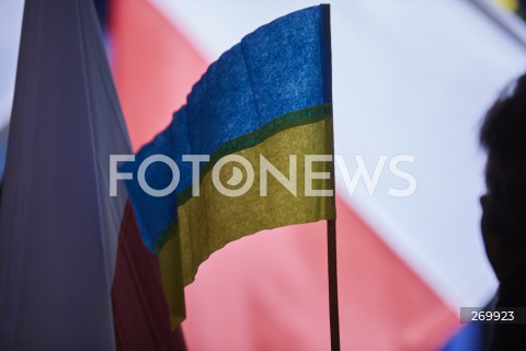  24.02.2022 GDANSK<br />
PROTEST POPARCIA DLA UKRAINY PO ATAKU ROSJAN - PLAC SOLIDARNOSCI W GDANSKU<br />
N/Z FLAGA UKRAINY FLAGA POLSKI<br />
 
