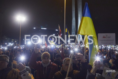  24.02.2022 GDANSK<br />
PROTEST POPARCIA DLA UKRAINY PO ATAKU ROSJAN - PLAC SOLIDARNOSCI W GDANSKU<br />
N/Z MINUTA CISZY FLAGA UKRAINY FLAGA POLSKI MANIFESTUJACY SWIATLO DLA POLEGLYCH<br />
 