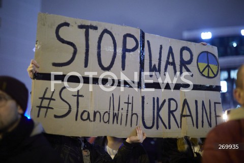  24.02.2022 GDANSK<br />
PROTEST POPARCIA DLA UKRAINY PO ATAKU ROSJAN - PLAC SOLIDARNOSCI W GDANSKU<br />
N/Z TRANSPARENT STOP WAR STAND WITH UKRAINE<br />
 