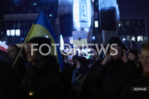  24.02.2022 GDANSK<br />
PROTEST POPARCIA DLA UKRAINY PO ATAKU ROSJAN - PLAC SOLIDARNOSCI W GDANSKU<br />
N/Z MANIFESTUJACY TRANSPARENT LOVE UKRAINE<br />
 