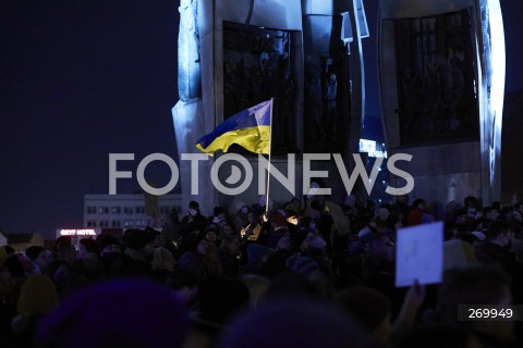  24.02.2022 GDANSK<br />
PROTEST POPARCIA DLA UKRAINY PO ATAKU ROSJAN - PLAC SOLIDARNOSCI W GDANSKU<br />
N/Z MANIFESTUACY FLAGA UKRAINY<br />
 