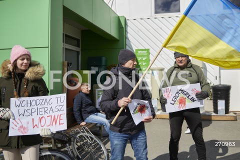  09.04.2022 GDANSK<br />
PROTEST POD LEROY MERLIN W GDANSKU<br />
PROTESTUJACY WZYWALI DO BOJKOTU SIECI LEROY MERLIN KTORA NIE WYCOFALA SIE Z ROSJI<br />
N/Z MANIFESTUJACY WZYWAJACY DO BOJKOTU SIECI LEROY MELIN Z TRANSPARENTAMI I FLAGAMI URKAINY<br />
 