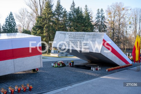  10.04.2022 WARSZAWA<br />
OBCHODY XII ROCZNICY KATASTROFY SMOLENSKIEJ W WARSZAWIE<br />
CMENTARZ WOJSKOWY POWAZKI <br />
N/Z POMNIK OFIAR KATASTROFY SMOLENSKIEJ<br />
 