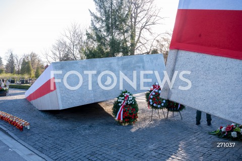  10.04.2022 WARSZAWA<br />
OBCHODY XII ROCZNICY KATASTROFY SMOLENSKIEJ W WARSZAWIE<br />
CMENTARZ WOJSKOWY POWAZKI <br />
N/Z POMNIK OFIAR KATASTROFY SMOLENSKIEJ<br />
 