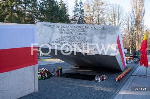  10.04.2022 WARSZAWA<br />
OBCHODY XII ROCZNICY KATASTROFY SMOLENSKIEJ W WARSZAWIE<br />
CMENTARZ WOJSKOWY POWAZKI <br />
N/Z POMNIK OFIAR KATASTROFY SMOLENSKIEJ<br />
 