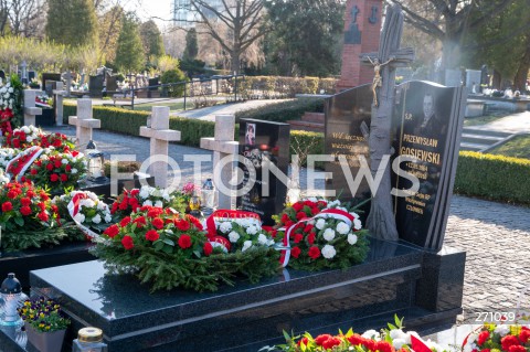  10.04.2022 WARSZAWA<br />
OBCHODY XII ROCZNICY KATASTROFY SMOLENSKIEJ W WARSZAWIE<br />
CMENTARZ WOJSKOWY POWAZKI <br />
N/Z GROB PRZEMYSLAWA GOSIEWSKIEGO<br />
 