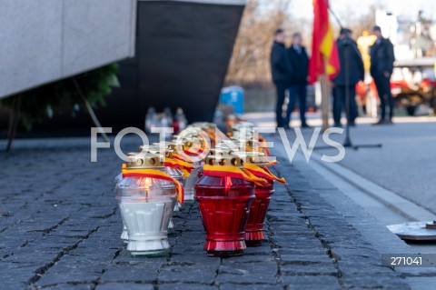  10.04.2022 WARSZAWA<br />
OBCHODY XII ROCZNICY KATASTROFY SMOLENSKIEJ W WARSZAWIE<br />
CMENTARZ WOJSKOWY POWAZKI <br />
N/Z ZNICZE POD POMNIKIEM<br />
 