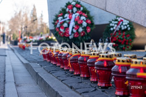  10.04.2022 WARSZAWA<br />
OBCHODY XII ROCZNICY KATASTROFY SMOLENSKIEJ W WARSZAWIE<br />
CMENTARZ WOJSKOWY POWAZKI <br />
N/Z POMNIK OFIAR KATASTROFY SMOLENSKIEJ ZNICZE<br />
 