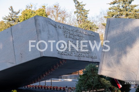  10.04.2022 WARSZAWA<br />
OBCHODY XII ROCZNICY KATASTROFY SMOLENSKIEJ W WARSZAWIE<br />
CMENTARZ WOJSKOWY POWAZKI <br />
N/Z POMNIK OFIAR KATASTROFY SMOLENSKIEJ<br />
 