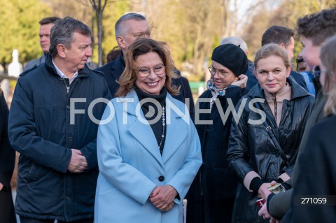  10.04.2022 WARSZAWA<br />
OBCHODY XII ROCZNICY KATASTROFY SMOLENSKIEJ W WARSZAWIE<br />
CMENTARZ WOJSKOWY POWAZKI <br />
N/Z ANDRZEJ HALICKI MALGORZATA KIDAWA BLONSKA BARBARA NOWACKA<br />
 