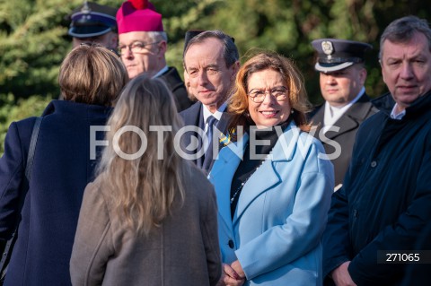  10.04.2022 WARSZAWA<br />
OBCHODY XII ROCZNICY KATASTROFY SMOLENSKIEJ W WARSZAWIE<br />
CMENTARZ WOJSKOWY POWAZKI <br />
N/Z TOMASZ GRODZKI MALGORZATA KIDAWA BLONSKA<br />
 