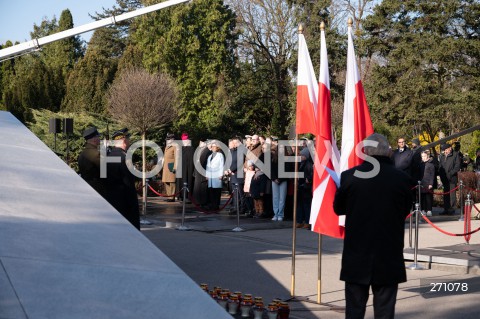  10.04.2022 WARSZAWA<br />
OBCHODY XII ROCZNICY KATASTROFY SMOLENSKIEJ W WARSZAWIE<br />
CMENTARZ WOJSKOWY POWAZKI <br />
N/Z PRZEDSTAWICIELE POLITYKOW OPOZYCJI I RODZINY OFIAR<br />
 