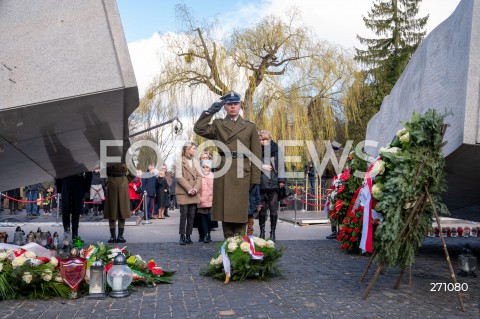  10.04.2022 WARSZAWA<br />
OBCHODY XII ROCZNICY KATASTROFY SMOLENSKIEJ W WARSZAWIE<br />
CMENTARZ WOJSKOWY POWAZKI <br />
N/Z POMNIK OFIAR KATASTROFY SMOLENSKIEJ WIENCE<br />
 