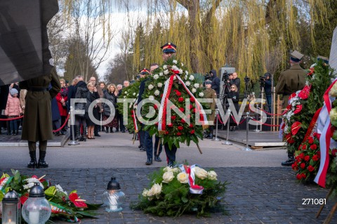  10.04.2022 WARSZAWA<br />
OBCHODY XII ROCZNICY KATASTROFY SMOLENSKIEJ W WARSZAWIE<br />
CMENTARZ WOJSKOWY POWAZKI <br />
N/Z POMNIK OFIAR KATASTROFY SMOLENSKIEJ WIENCE<br />
 