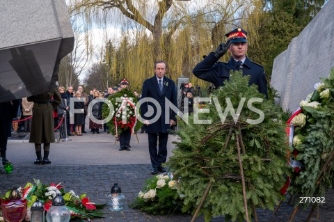  10.04.2022 WARSZAWA<br />
OBCHODY XII ROCZNICY KATASTROFY SMOLENSKIEJ W WARSZAWIE<br />
CMENTARZ WOJSKOWY POWAZKI <br />
N/Z TOMASZ GRODZKI WIENCE<br />
 