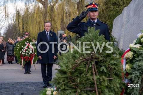  10.04.2022 WARSZAWA<br />
OBCHODY XII ROCZNICY KATASTROFY SMOLENSKIEJ W WARSZAWIE<br />
CMENTARZ WOJSKOWY POWAZKI <br />
N/Z TOMASZ GRODZKI WIENCE<br />
 