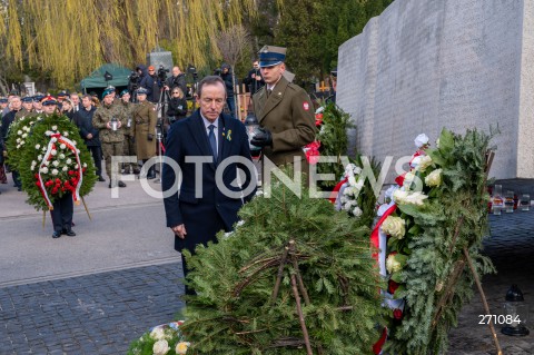  10.04.2022 WARSZAWA<br />
OBCHODY XII ROCZNICY KATASTROFY SMOLENSKIEJ W WARSZAWIE<br />
CMENTARZ WOJSKOWY POWAZKI <br />
N/Z TOMASZ GRODZKI WIENCE<br />
 