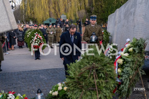  10.04.2022 WARSZAWA<br />
OBCHODY XII ROCZNICY KATASTROFY SMOLENSKIEJ W WARSZAWIE<br />
CMENTARZ WOJSKOWY POWAZKI <br />
N/Z TOMASZ GRODZKI WIENCE<br />
 