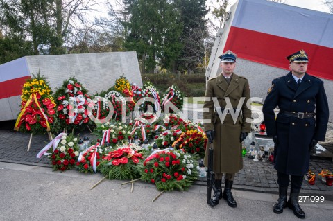  10.04.2022 WARSZAWA<br />
OBCHODY XII ROCZNICY KATASTROFY SMOLENSKIEJ W WARSZAWIE<br />
CMENTARZ WOJSKOWY POWAZKI <br />
N/Z POMNIK OFIAR KATASTROFY SMOLENSKIEJ<br />
 