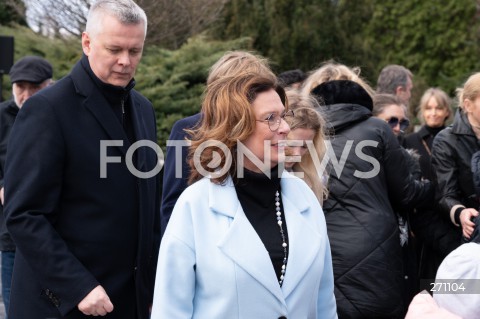  10.04.2022 WARSZAWA<br />
OBCHODY XII ROCZNICY KATASTROFY SMOLENSKIEJ W WARSZAWIE<br />
CMENTARZ WOJSKOWY POWAZKI <br />
N/Z TOMASZ SIEMONIAK MALGORZATA KIDAWA BLONSKA<br />
 