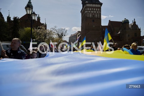  08.05.2022 GDANSK<br />
MARSZ POKOJU DLA UKRAINY W GDANSKU<br />
ULICAMI GDANSKA PRZESZEDL MARSZ SOLIDARNOSCI Z NARODEM UKRAINSKIM<br />
N/Z SEKTOROWKA UKRAINY FLAGI UKRAINY MANIFESTUJACY FLAGI POLSKI<br />
 