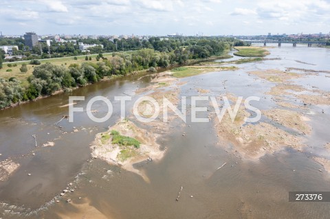  27.07.2022 WARSZAWA<br />
BARDZO NISKI STAN WISLY<br />
N/Z WISLA WIDOK W KIERUNKU MOSTU GDANSKIEGO<br />
FOT. MARCIN BANASZKIEWICZ/FOTONEWS  