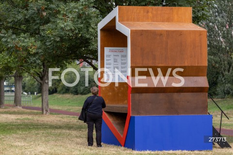  31.08.2022 RZESZOW <br />
BIALO - CZERWONA PATRIOTYCZNA LAWKA Z POLSKA FLAGA W KSZTALCIE POLSKI NA RZESZOWSKICH BULWARACH <br />
N/Z PATRIOTYCZNA LAWKA<br />
 