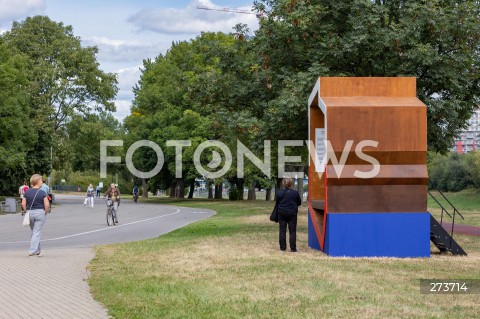  31.08.2022 RZESZOW <br />
BIALO - CZERWONA PATRIOTYCZNA LAWKA Z POLSKA FLAGA W KSZTALCIE POLSKI NA RZESZOWSKICH BULWARACH <br />
N/Z PATRIOTYCZNA LAWKA<br />
 