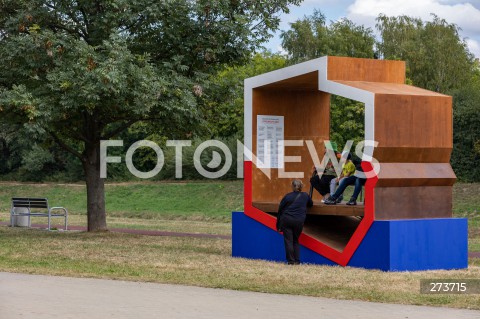  31.08.2022 RZESZOW <br />
BIALO - CZERWONA PATRIOTYCZNA LAWKA Z POLSKA FLAGA W KSZTALCIE POLSKI NA RZESZOWSKICH BULWARACH <br />
N/Z PATRIOTYCZNA LAWKA<br />
 