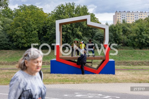  31.08.2022 RZESZOW <br />
BIALO - CZERWONA PATRIOTYCZNA LAWKA Z POLSKA FLAGA W KSZTALCIE POLSKI NA RZESZOWSKICH BULWARACH <br />
N/Z PATRIOTYCZNA LAWKA<br />
 