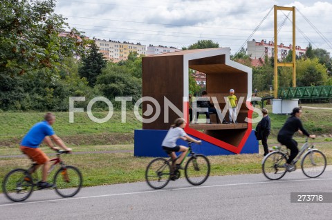  31.08.2022 RZESZOW <br />
BIALO - CZERWONA PATRIOTYCZNA LAWKA Z POLSKA FLAGA W KSZTALCIE POLSKI NA RZESZOWSKICH BULWARACH <br />
N/Z PATRIOTYCZNA LAWKA<br />
 