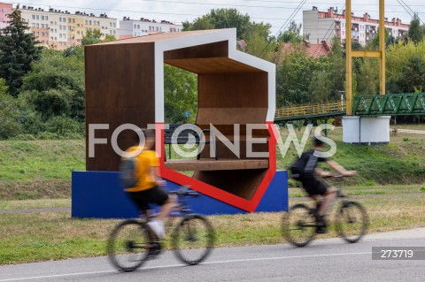  31.08.2022 RZESZOW <br />
BIALO - CZERWONA PATRIOTYCZNA LAWKA Z POLSKA FLAGA W KSZTALCIE POLSKI NA RZESZOWSKICH BULWARACH <br />
N/Z PATRIOTYCZNA LAWKA<br />
 