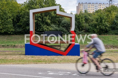  31.08.2022 RZESZOW <br />
BIALO - CZERWONA PATRIOTYCZNA LAWKA Z POLSKA FLAGA W KSZTALCIE POLSKI NA RZESZOWSKICH BULWARACH <br />
N/Z PATRIOTYCZNA LAWKA<br />
 