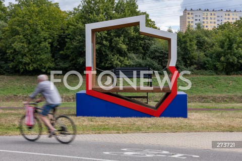  31.08.2022 RZESZOW <br />
BIALO - CZERWONA PATRIOTYCZNA LAWKA Z POLSKA FLAGA W KSZTALCIE POLSKI NA RZESZOWSKICH BULWARACH <br />
N/Z PATRIOTYCZNA LAWKA<br />
 