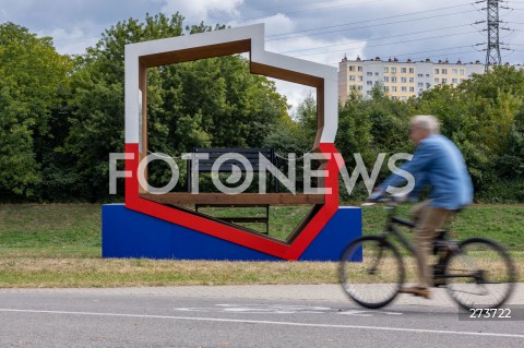  31.08.2022 RZESZOW <br />
BIALO - CZERWONA PATRIOTYCZNA LAWKA Z POLSKA FLAGA W KSZTALCIE POLSKI NA RZESZOWSKICH BULWARACH <br />
N/Z PATRIOTYCZNA LAWKA<br />
 