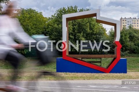  31.08.2022 RZESZOW <br />
BIALO - CZERWONA PATRIOTYCZNA LAWKA Z POLSKA FLAGA W KSZTALCIE POLSKI NA RZESZOWSKICH BULWARACH <br />
N/Z PATRIOTYCZNA LAWKA<br />
 