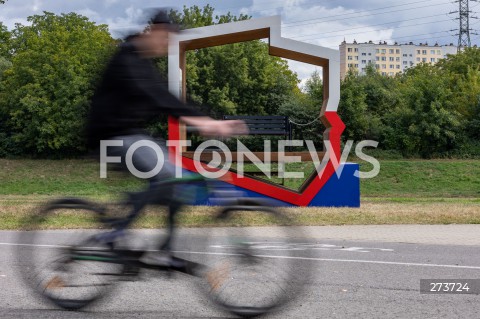  31.08.2022 RZESZOW <br />
BIALO - CZERWONA PATRIOTYCZNA LAWKA Z POLSKA FLAGA W KSZTALCIE POLSKI NA RZESZOWSKICH BULWARACH <br />
N/Z PATRIOTYCZNA LAWKA<br />
 