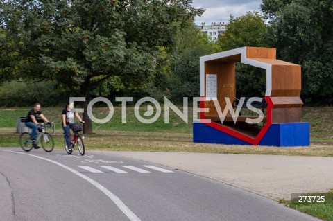  31.08.2022 RZESZOW <br />
BIALO - CZERWONA PATRIOTYCZNA LAWKA Z POLSKA FLAGA W KSZTALCIE POLSKI NA RZESZOWSKICH BULWARACH <br />
N/Z PATRIOTYCZNA LAWKA<br />
 