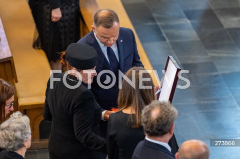  02.09.2022 RZESZOW <br />
POGRZEB BYLEGO PREZYDENTA RZESZOWA TADEUSZA FERENCA <br />
N/Z PREZYDENT ANDRZEJ DUDA WRECZA ZONIE I CORCE ORDER ODRODZENIA POLSKI DLA TADEUSZA FERENCA <br />
 