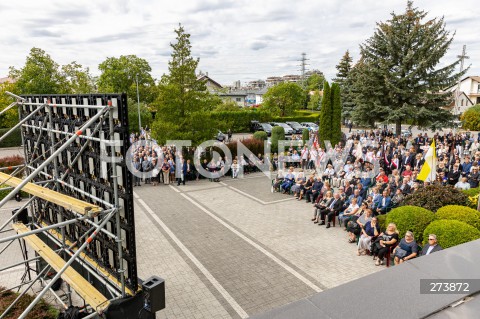  02.09.2022 RZESZOW <br />
POGRZEB BYLEGO PREZYDENTA RZESZOWA TADEUSZA FERENCA <br />
N/Z UROCZYSTOSCI TRANSMISJA TELEBIM PRZED KATEDRA MIESZKANCY <br />
 