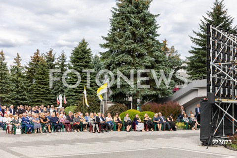  02.09.2022 RZESZOW <br />
POGRZEB BYLEGO PREZYDENTA RZESZOWA TADEUSZA FERENCA <br />
N/Z UROCZYSTOSCI TRANSMISJA TELEBIM PRZED KATEDRA MIESZKANCY <br />
 