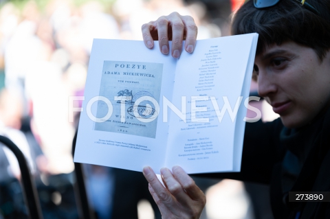  03.09.2022 WARSZAWA OGROD SASKI<br />
NARODOWE CZYTANIE BALLAD I ROMANSOW ADAMA MICKIEWICZA W WARSZAWIE Z UDZIALEM PARY PREZYDENCKIEJ<br />
N/Z POEZJE ADAMA MICKIEWICZA KSIAZKA<br />
FOT. MARCIN BANASZKIEWICZ/FOTONEWS  